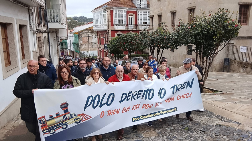 Un momento de la manifestación por las calles de Betanzos