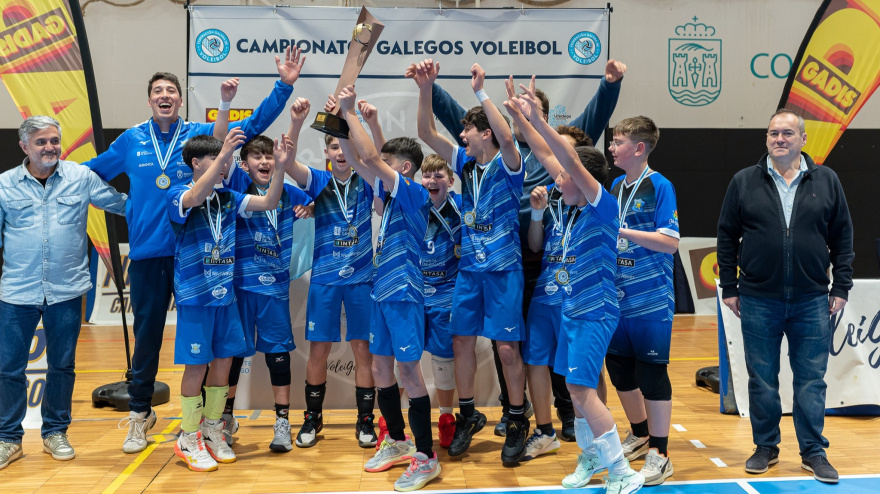 Los integrantes del equipo celebrando el título conseguido