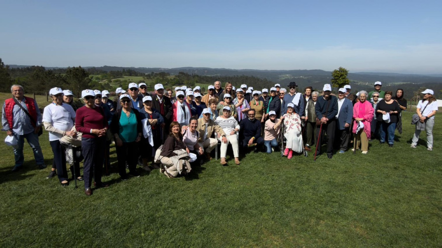 Algunos de los residentes del centro de Caranza durante la visita en Santiago