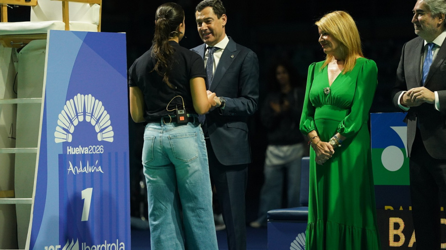 Huelva rinde homenaje a Carolina Marín y retira su camiseta en el Palacio de Deportes