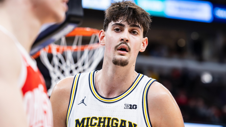 El jugador de baloncesto de Michigan, ADAY MARA, observa durante el partido de cuartos de final contra Ohio State en el Campeonato de Baloncesto Masculino TIAA Big Ten 2026 en el United Center.