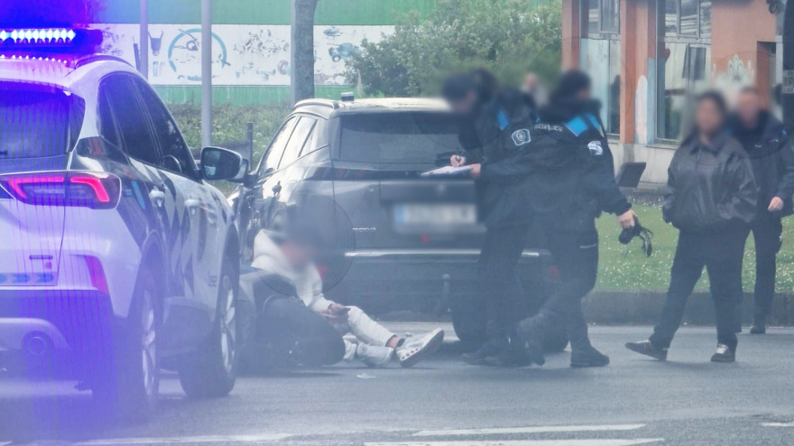 El motorista herido y agentes de la Policía Local en la zona