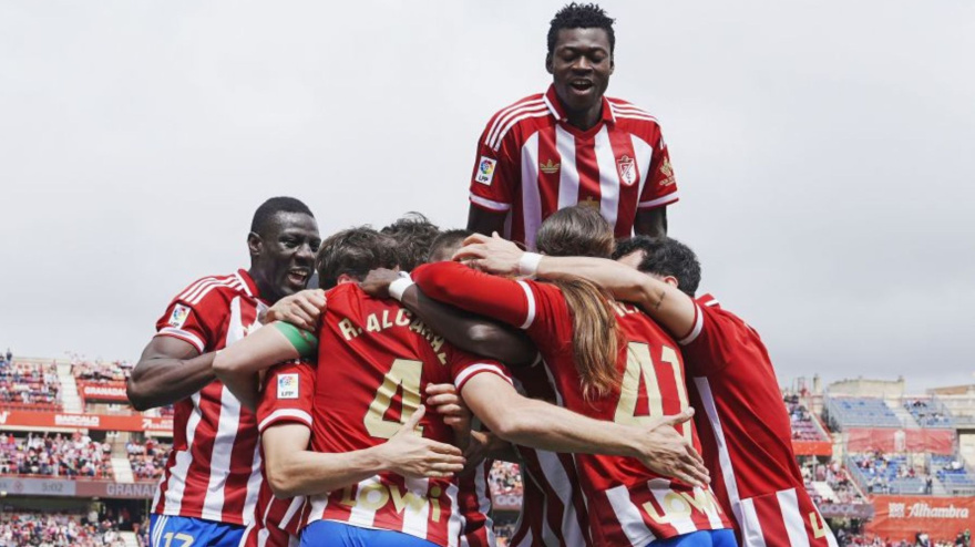 Los jugadores del Granada celebran el gol de la victoria contra la Cultural