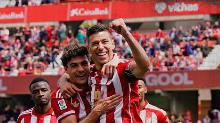 Rubén Alcaraz, luciendo la camiseta retro que se utilizó en esta jornada, celebra el tanto conseguido de penalti