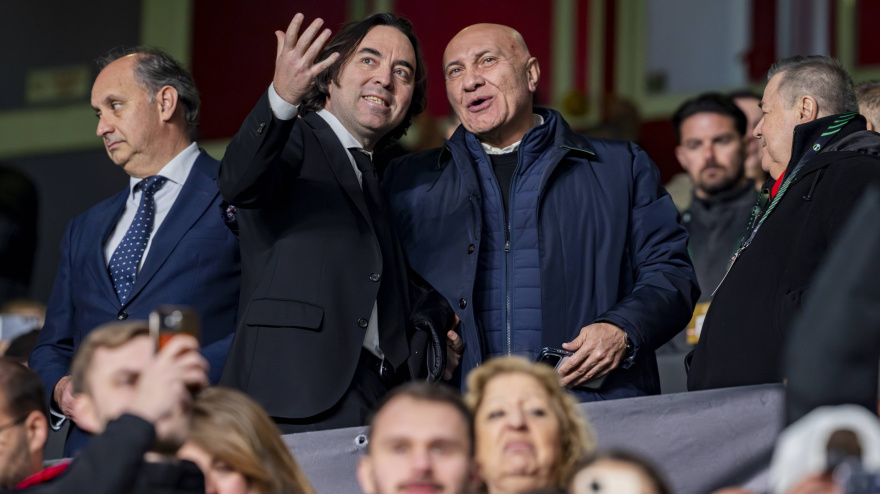 Martín Presa en el palco del Estadio de Vallecas antes de un partido del Rayo