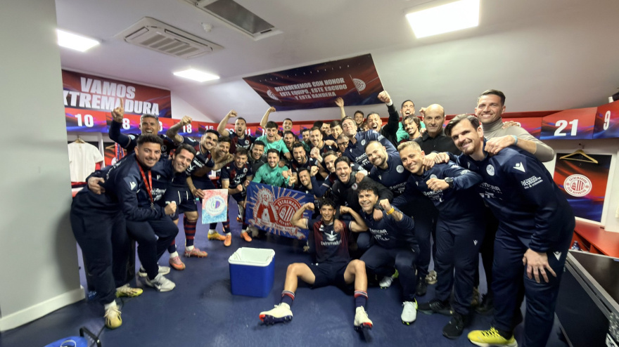 El Extremadura celebra por todo lo alto el triunfo ante el Recre