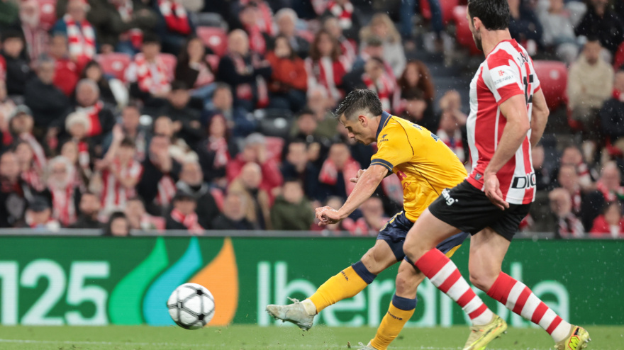 El delantero del Villarreal Alfon (i) chuta para marcar el 0-2, durante el partido de la jornada 31 de LaLiga EA Sports que Athletic Club y Villarreal CF disputan este domingo en el estadio de San Mamés, en Bilbao.
