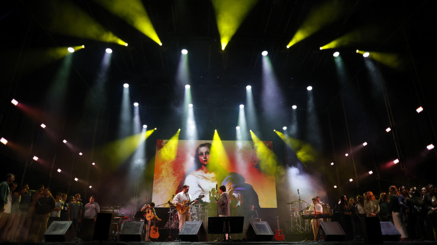 El grupo "Hakuna Music Group" durante su actuación en la Plaza Cibeles durante la "IV Fiesta de la Resurrección" que se celebra este sábado, en la Plaza de Cibeles, en Madrid.
