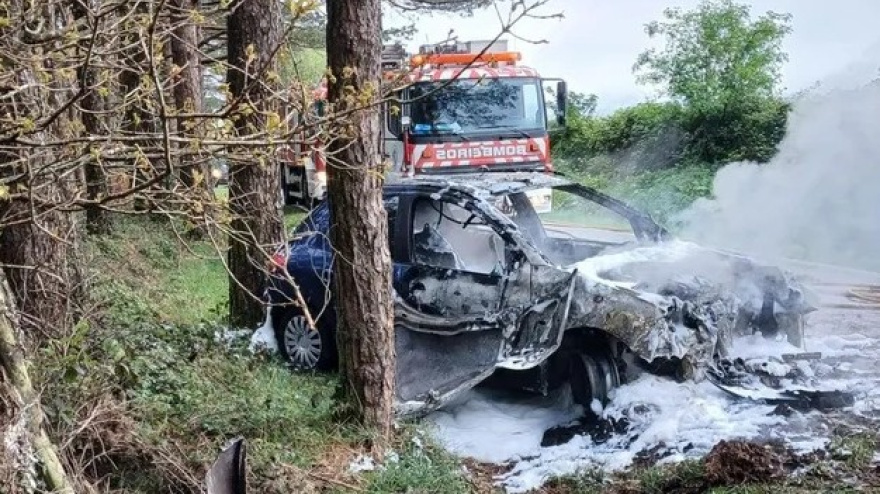 El vehículo sufrió daños en la parte del motor y habitáculo