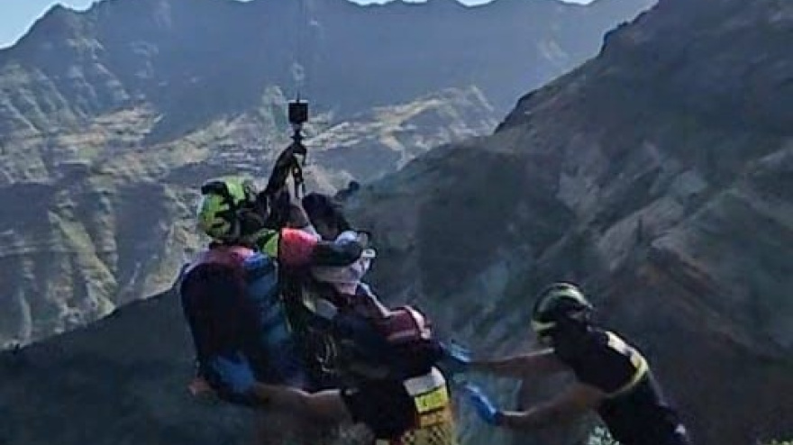 Momento en el que rescatan a una niña que se precipitó desde cuatro metros en el Charco de Los Azulejos