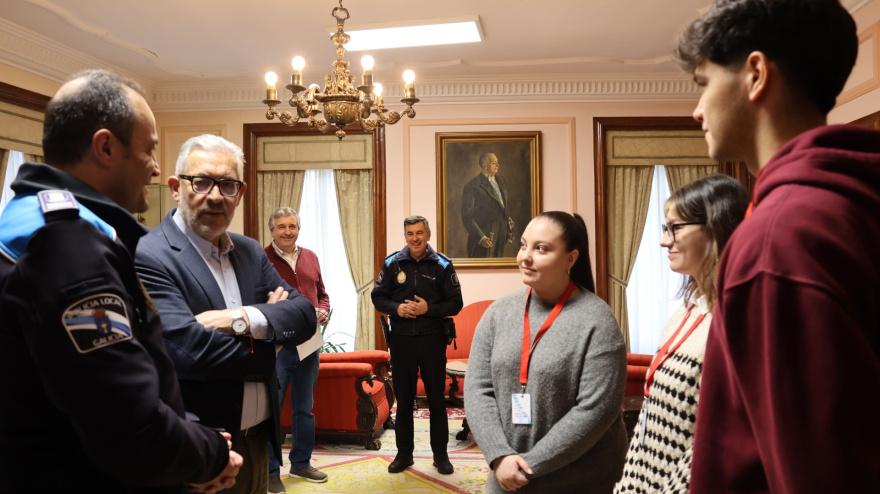 El propio alcalde de Lugo recibió a los tres estudiantes que realizarán su prácticas con la Policía Local de la ciudad