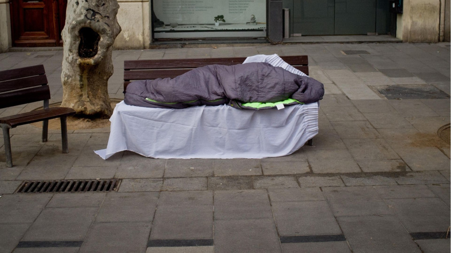 Un hombre sin hogar en Barcelona