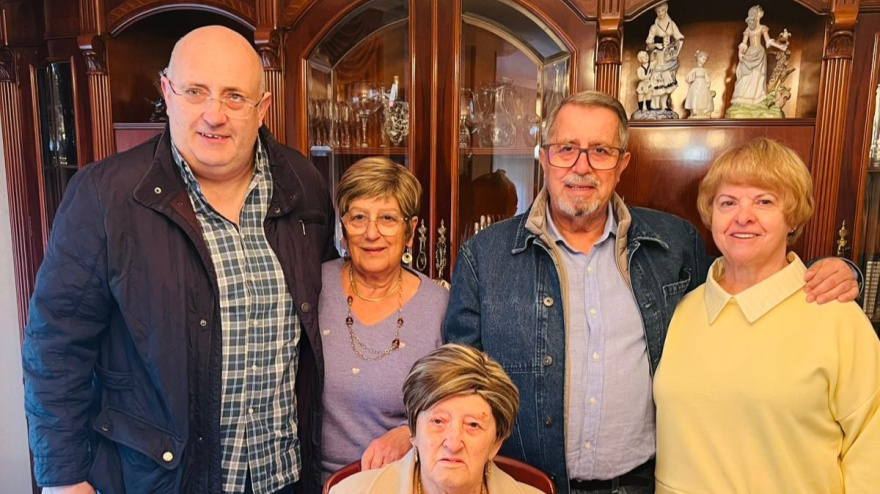 Rosa Martínez, sentada, rodeada del alcalde y sus hijos e hija política