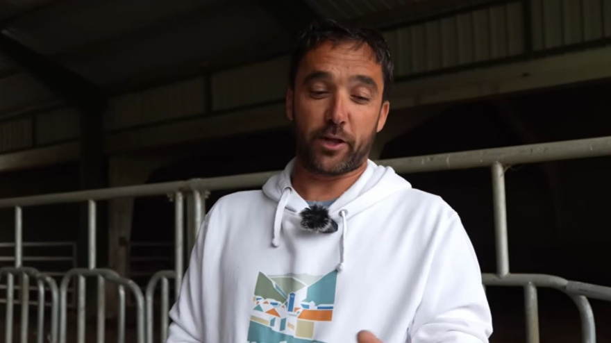 Alfredo, último ganadero que queda en Urdués, un pequeño pueblo del Pirineo, en una entrevista a  María Pilar Dancausa en su canal de YouTube MP DANCAUSA