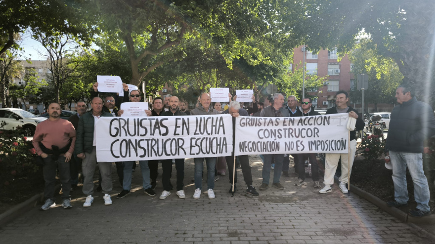 Protesta de los gruístas ante la sede de CECO