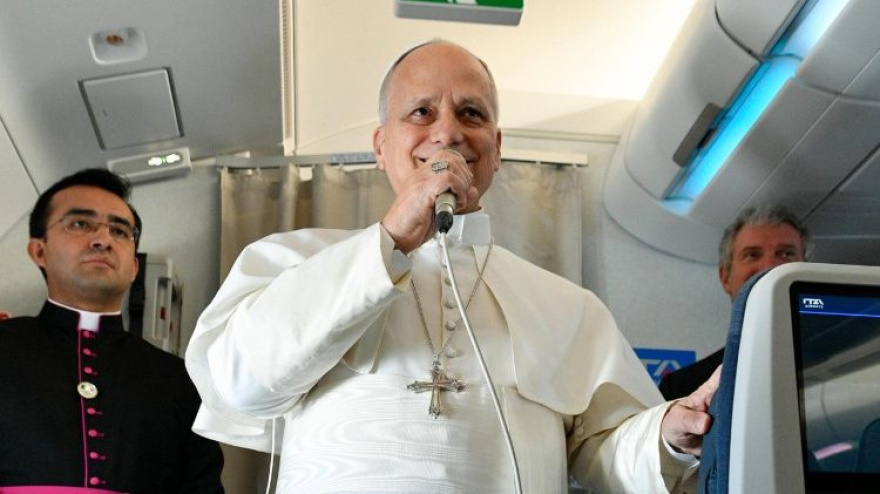 El Papa León XIV habla con la prensa en el avión papal