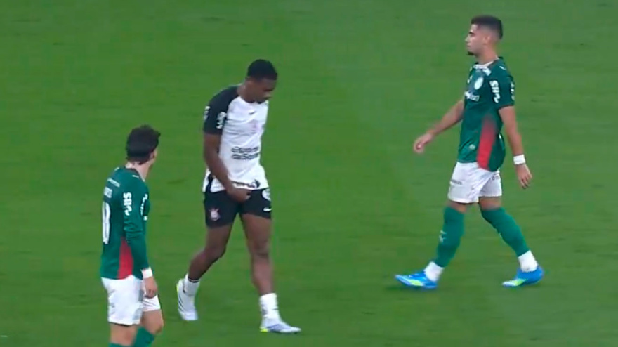 Un jugador del Corinthians se toca los genitales y es expulsado... tras una revisión del VAR.