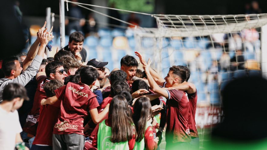 Alain celebra con los aficionados uno de sus tres goles a la Ponferradina