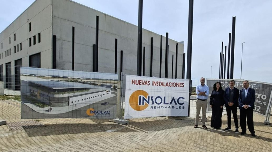 Francisco Acosta (CEO de Insolac) y Carlos García (Presidente de FICA) con el equipo técnico colaborador del proyecto de la edificación de la nueva sede (Javier Sanchez y Maria Martinez de Tejada)