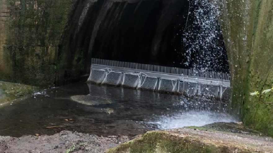 Sistema de filtrado de gruesos en el aliviadero del Alamín