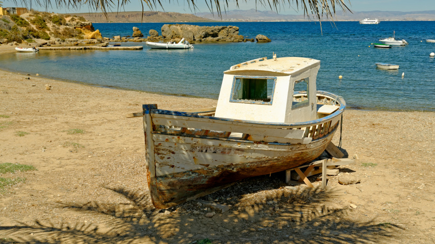 Un barco en la isla de Tabarca