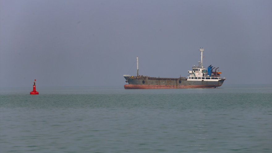 Un buque de carga navega por el estrecho de Ormuz