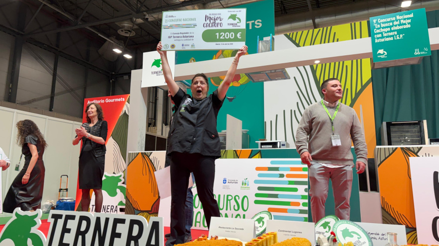 La chef Pilar Meana luce orgullosa el cartel de ganadora del Concurso