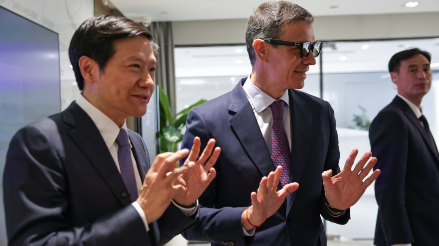 El presidente del Gobierno español, Pedro Sánchez (derecha), prueba unas gafas inteligentes Xiaomi en presencia del fundador, presidente y director ejecutivo de Xiaomi, Lei Jun, durante una visita a la sala de exposiciones en la sede de Xiaomi en Pekín, China.