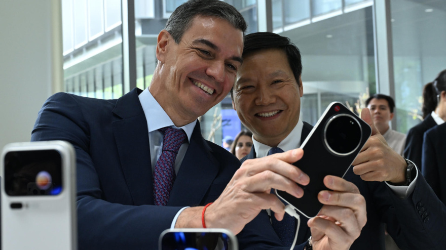 El presidente del Gobierno español, Pedro Sánchez (i), durante su visita en Pekín a la sede de la tecnológica Xiaomi junto a su fundador, Lei Juny (d)