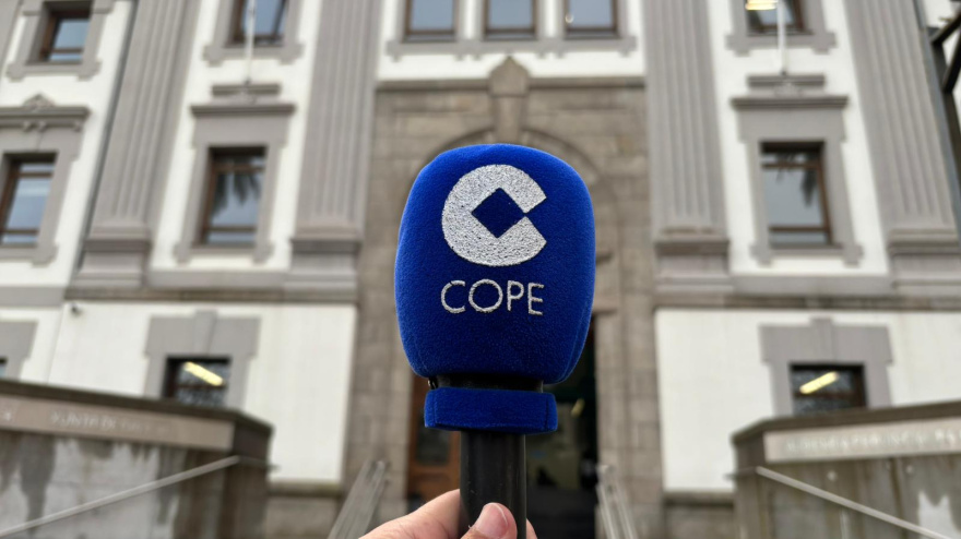 Micro de COPE frente a la Audiencia Provincial de A Coruña