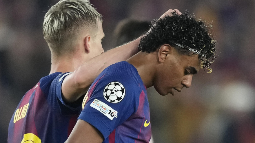 Los jugadores del FC Barcelona, Lamine Yamal y Dani Olmo, a la finalización del encuentro correspondiente a la ida de los cuartos de final de la Liga de Campeones que han disputado este miércoles FC Barcelona y Atlético de Madrid en el estadio Camp Nou, en Barcelona