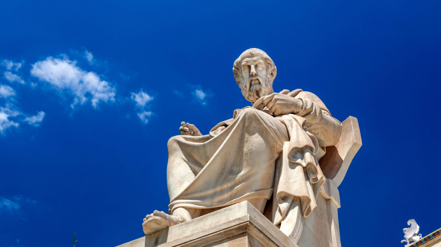 Estatua de Platón, uno de los filósofos más importantes e influyentes de todos los tiempos, en Atenas, Grecia.
