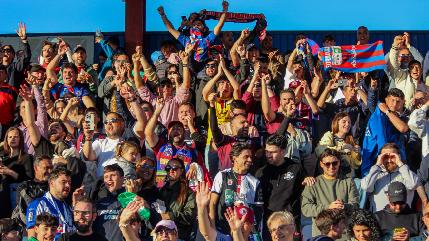 Afición del Extremadura durante el partido ante el Recre