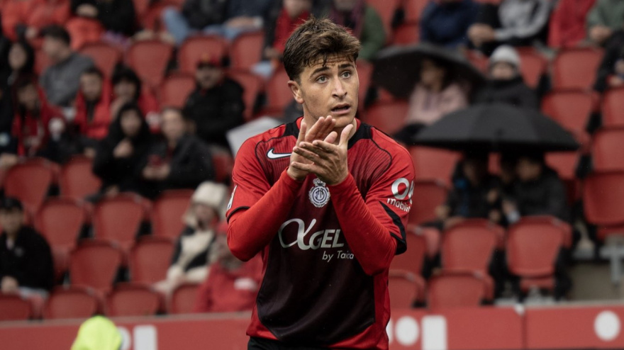 Pablo Torre aplaude en el partido