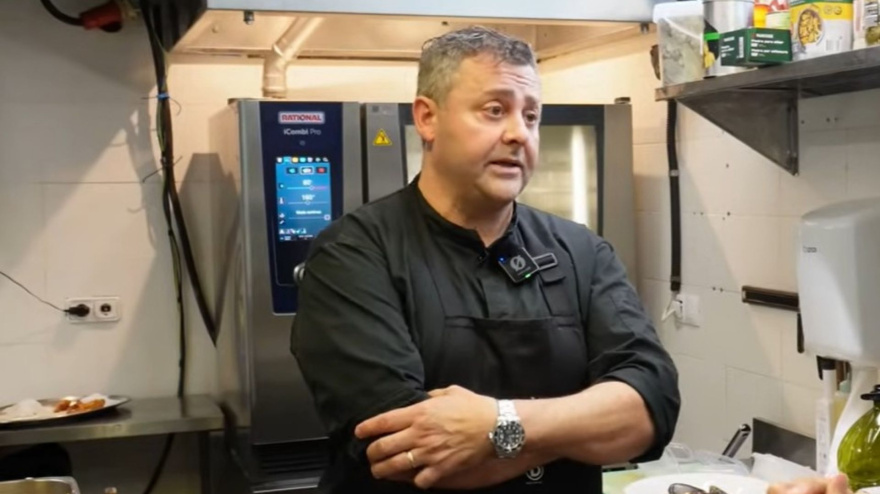 El chef Andrés Ferreira en una entrevista con Adrián G. Martin