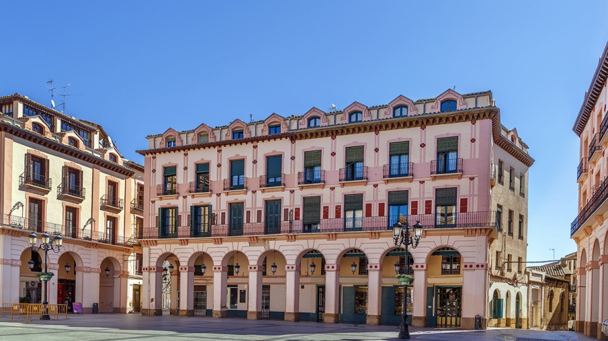 La Plaza López Allué es la antigua plaza del mercado de Huesca