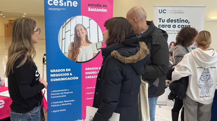 Estudiantes en el salón Unitour