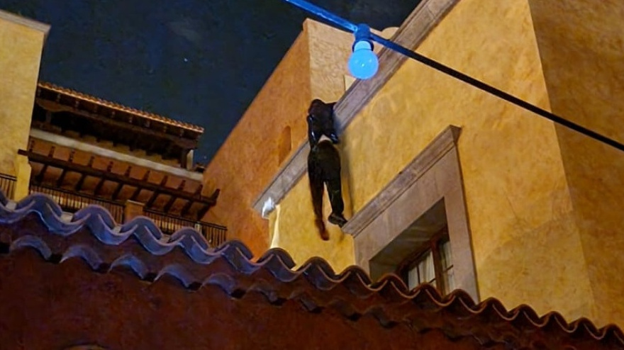 Ladrón escalando el balcón de un hotel de lujo