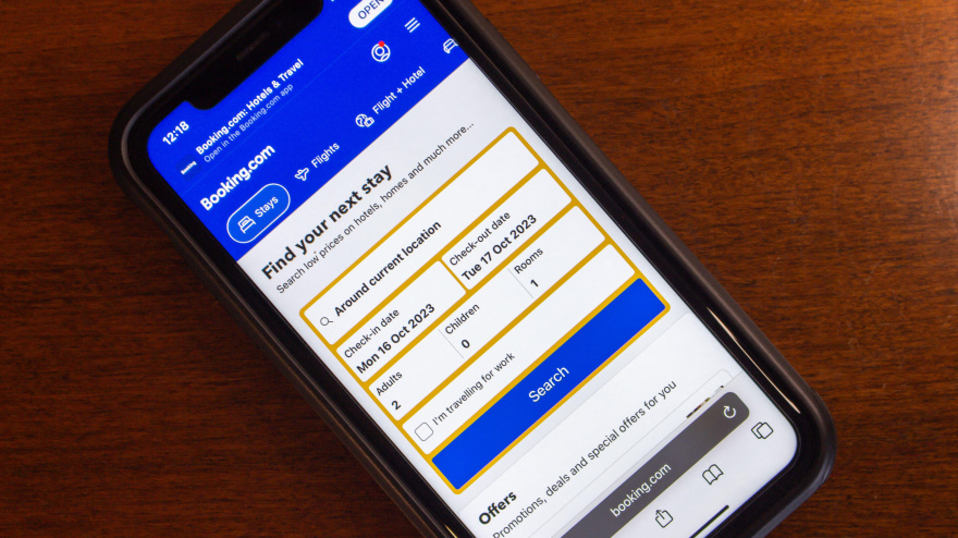 Imagen de recurso de un móvil con la aplicación de Booking