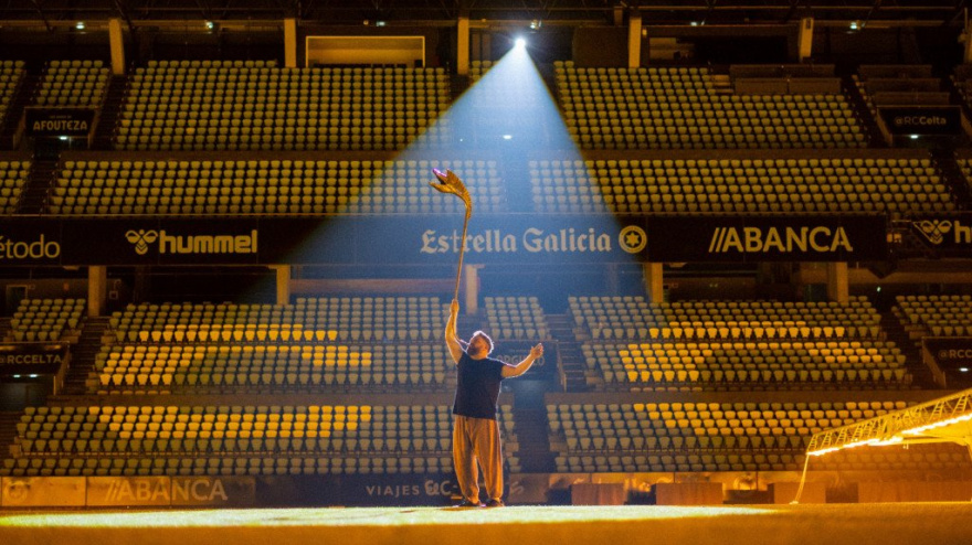 Abraham Cupeiro prueba el kárnyx durante un ensayo en Balaidos