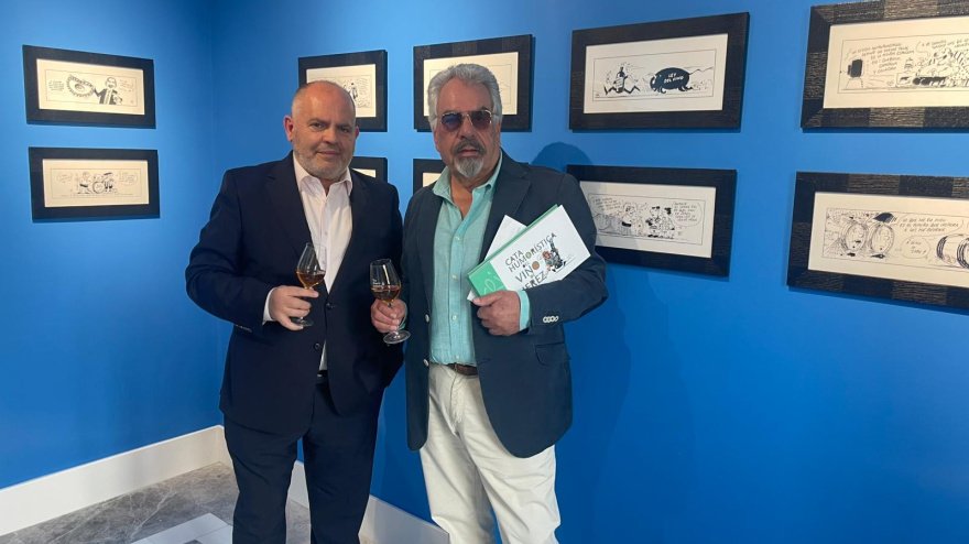 Fulgencio Meseguer y Pedro Carabantes ente su obra expuesta en el Palacio San Dionisio