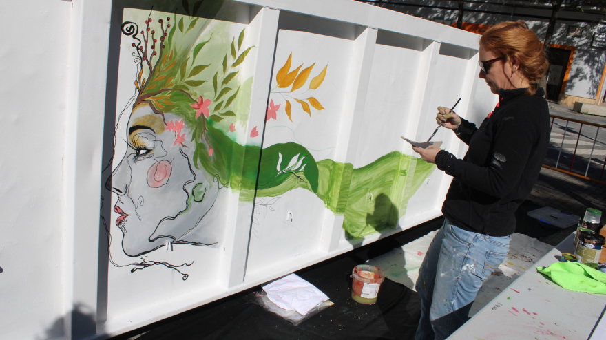 Dénia transforma sus contenedores de poda en lienzos de arte urbano para fomentar el reciclaje