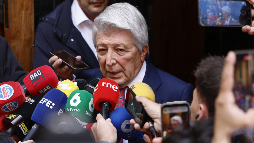 Enrique Cerezo atiende a los medios antes de la comida de directivas con el Barcelona