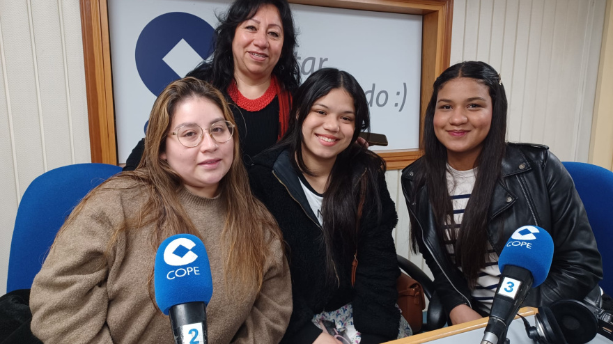 Integrantes de Movilidad Humana en los estudios de COPE Ferrol