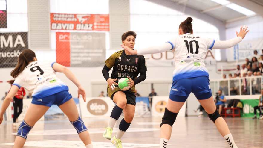 Cecilia Cacheda, jugadora del Guardés, ataca en A Sangriña frente al Elda