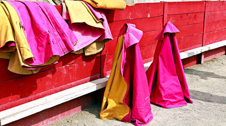Capotes de brega en la plaza de toros