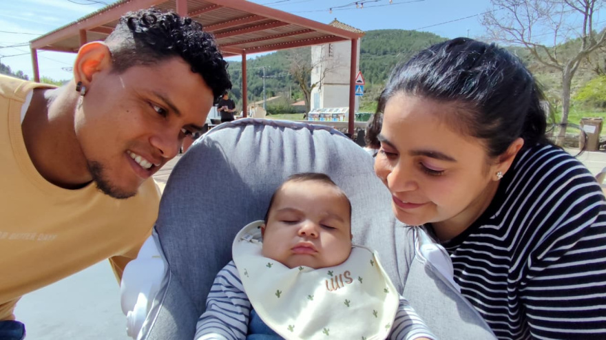 Luis y sus padres en La Pobleta