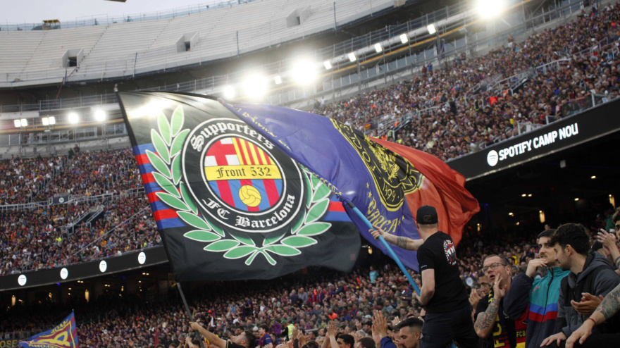 Aficionados del Barcelona durante el derbi ante el Espanyol