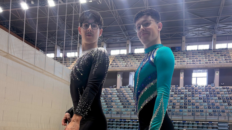 Jonathan y Saúl Jiménez posan durante un entrenamiento