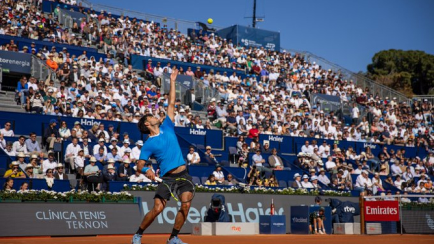 Carlos Alcaraz comenzó con problemas en el Godó